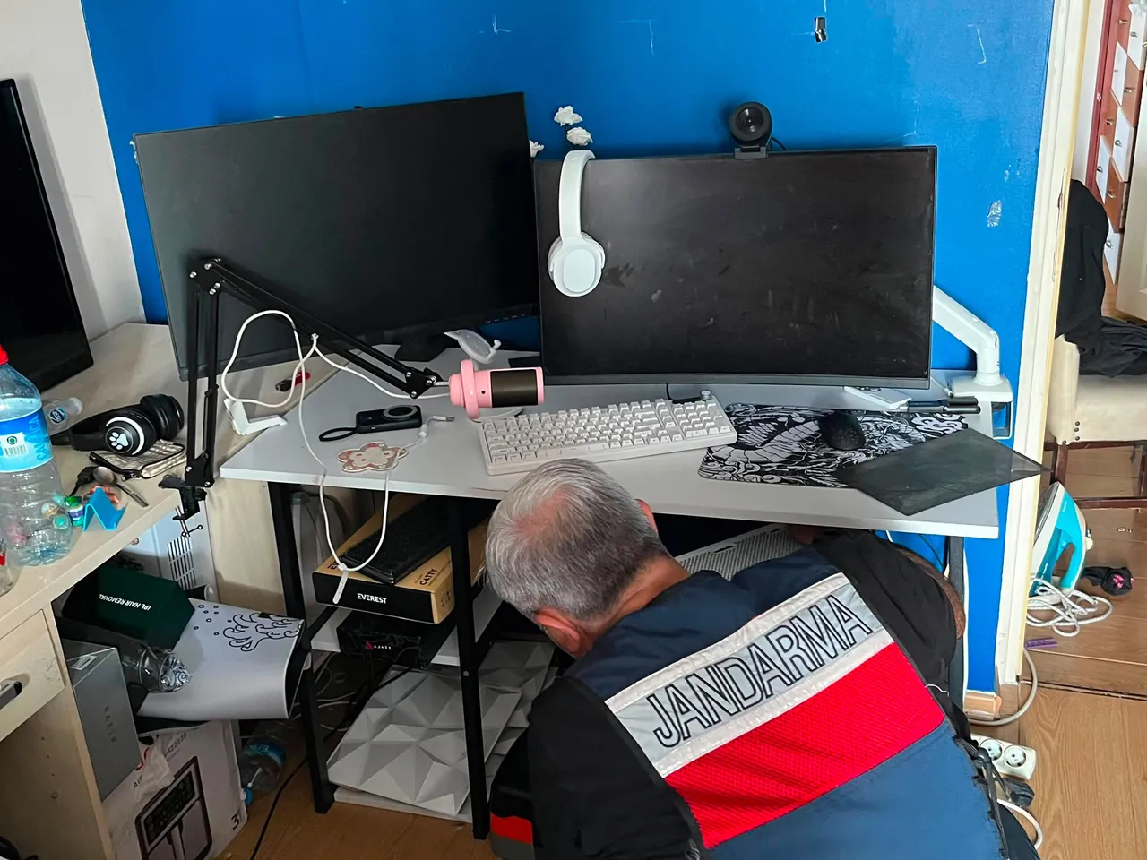 MİT'ten kredi kartı şebekesine operasyon! 3 şüpheli yakalandı