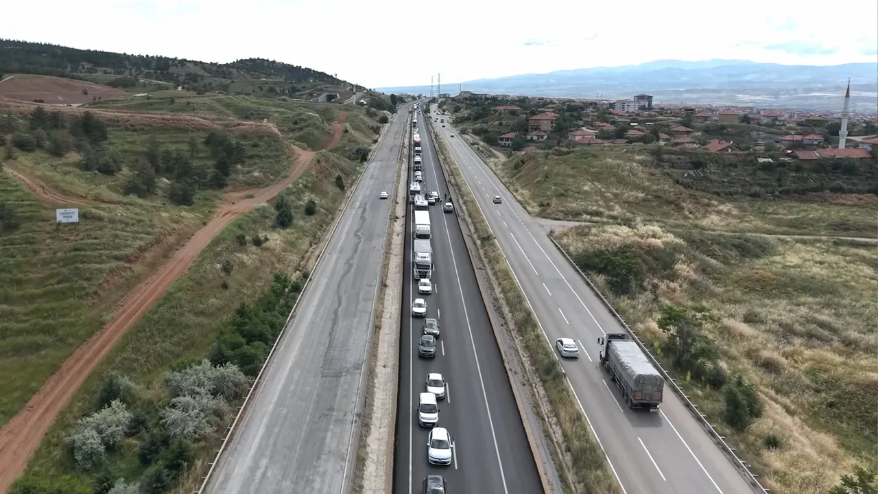 Ot balyası yüklü kamyon devrildi! Kilometrelerce araç kuyruğu oluştu