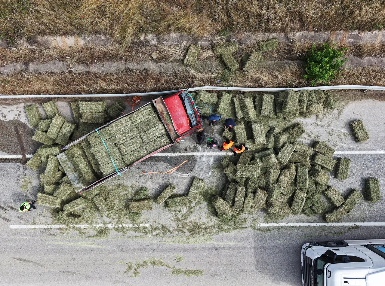Ot balyası yüklü kamyon devrildi! Kilometrelerce araç kuyruğu oluştu