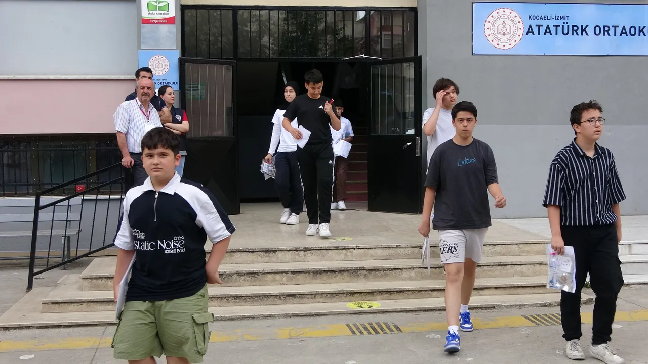 1 milyon öğrenci LGS'de ter döktü! Türkçe ve matematik zorladı, fen kolaydı