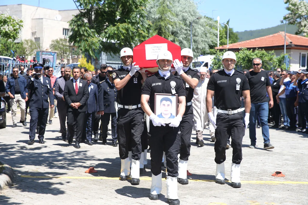 17 gün önce baba olmuş! Şehit polis Tayfun Baş’ın eşinden yürek yakan sözler: Aslan kocam, cennete gidiyorsun