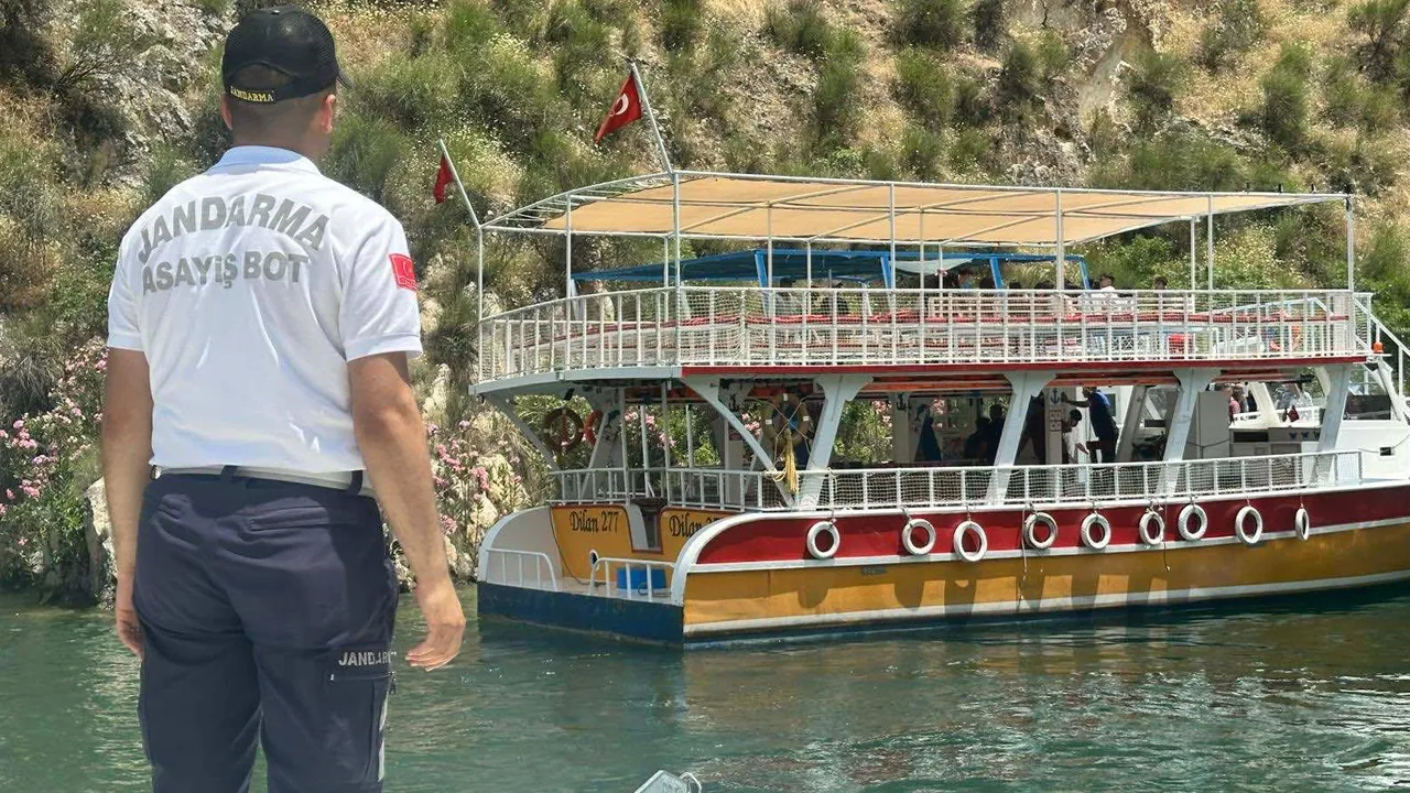 Birecik Baraj Gölü'nde tekne arızalandı: 40 kişi kurtarıldı