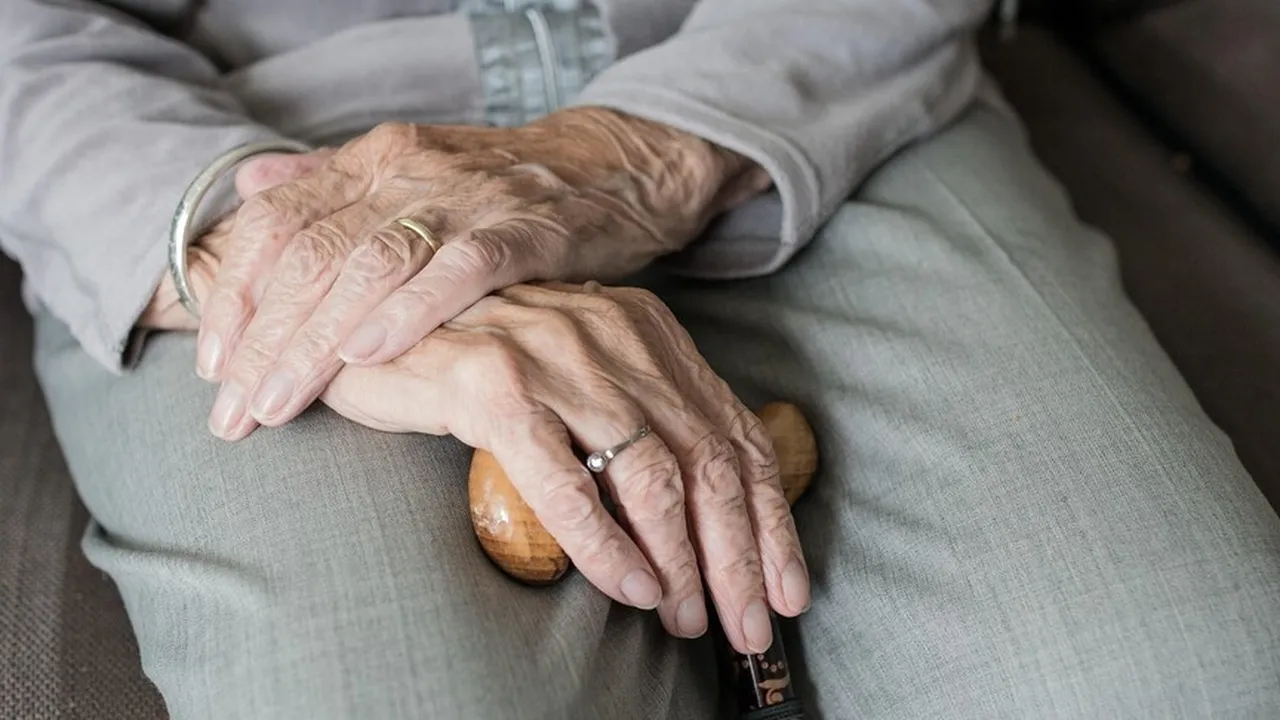 Dünyayı endişeye sürükleyen yaşlı istismarı verileri: 2050de 320 milyonu bulabilir