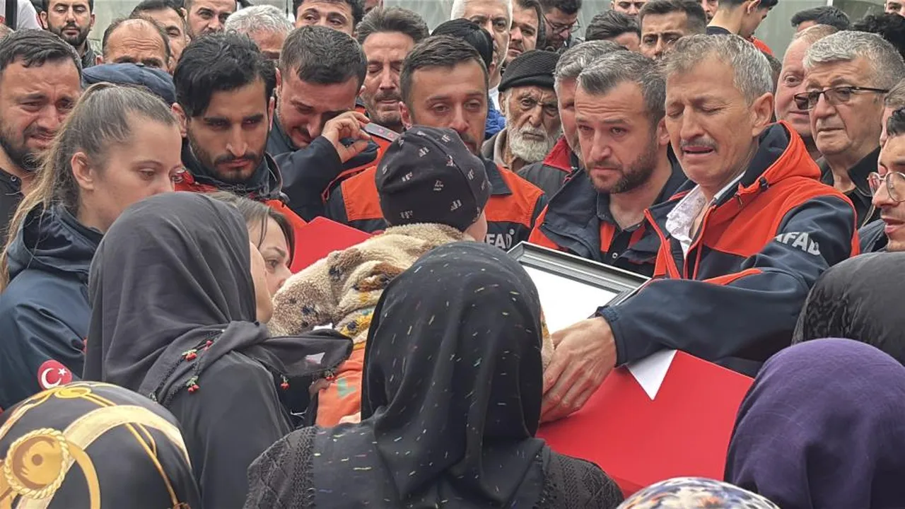 En acı veda! Cenaze namazını acılı baba kıldırdı, eşinin sözleri yürekleri dağladı