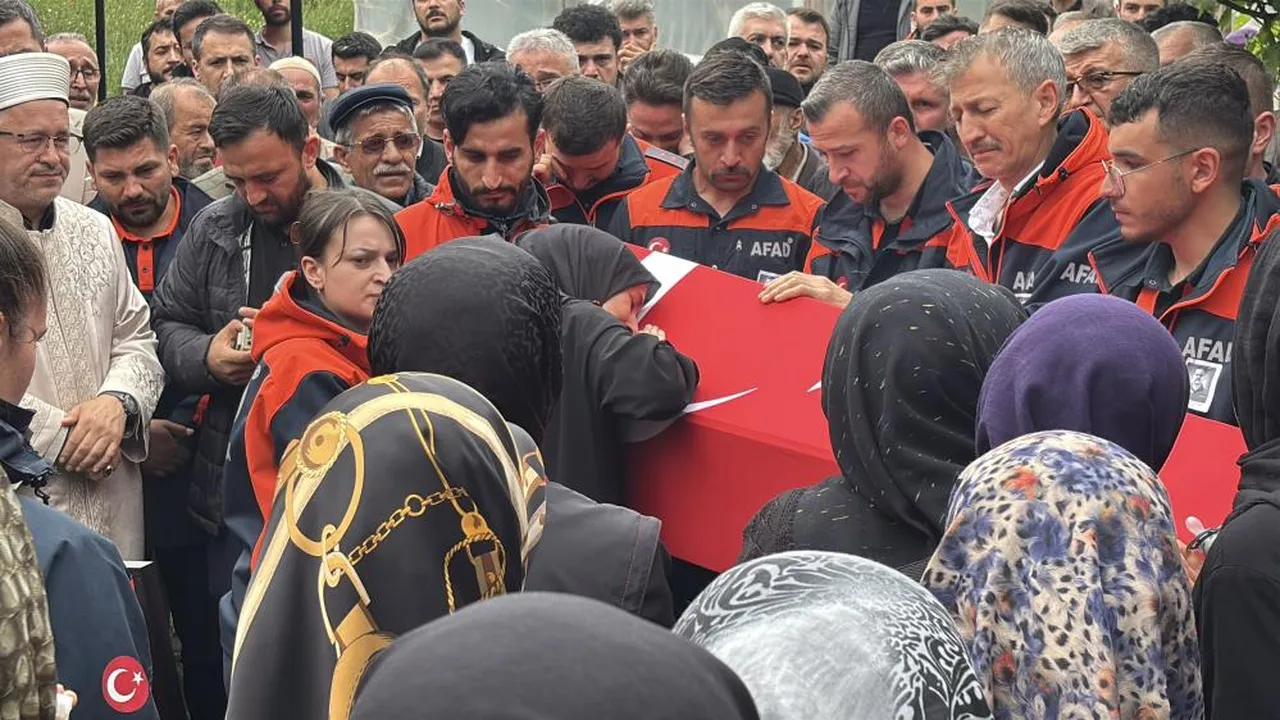 En acı veda! Cenaze namazını acılı baba kıldırdı, eşinin sözleri yürekleri dağladı