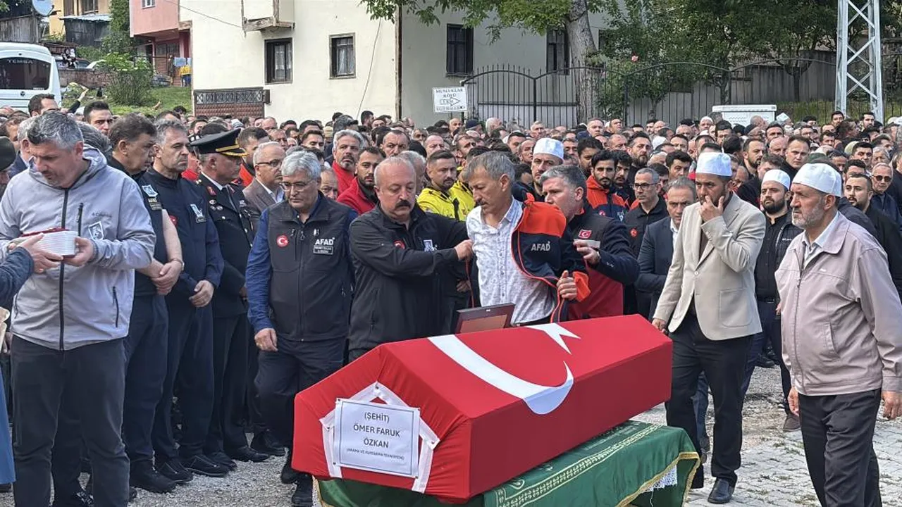 En acı veda! Cenaze namazını acılı baba kıldırdı, eşinin sözleri yürekleri dağladı