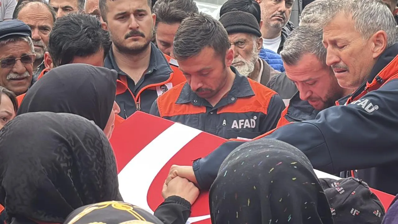En acı veda! Cenaze namazını acılı baba kıldırdı, eşinin sözleri yürekleri dağladı