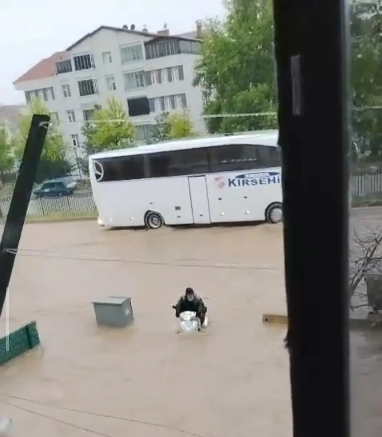 Kırşehirde korkutan görüntü! Motosikletiyle suya gömülen yaşlı adam ölümle burun buruna geldi