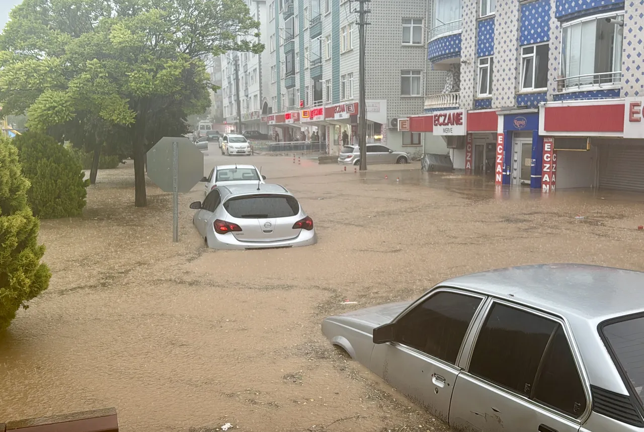 Kırşehirde korkutan görüntü! Motosikletiyle suya gömülen yaşlı adam ölümle burun buruna geldi