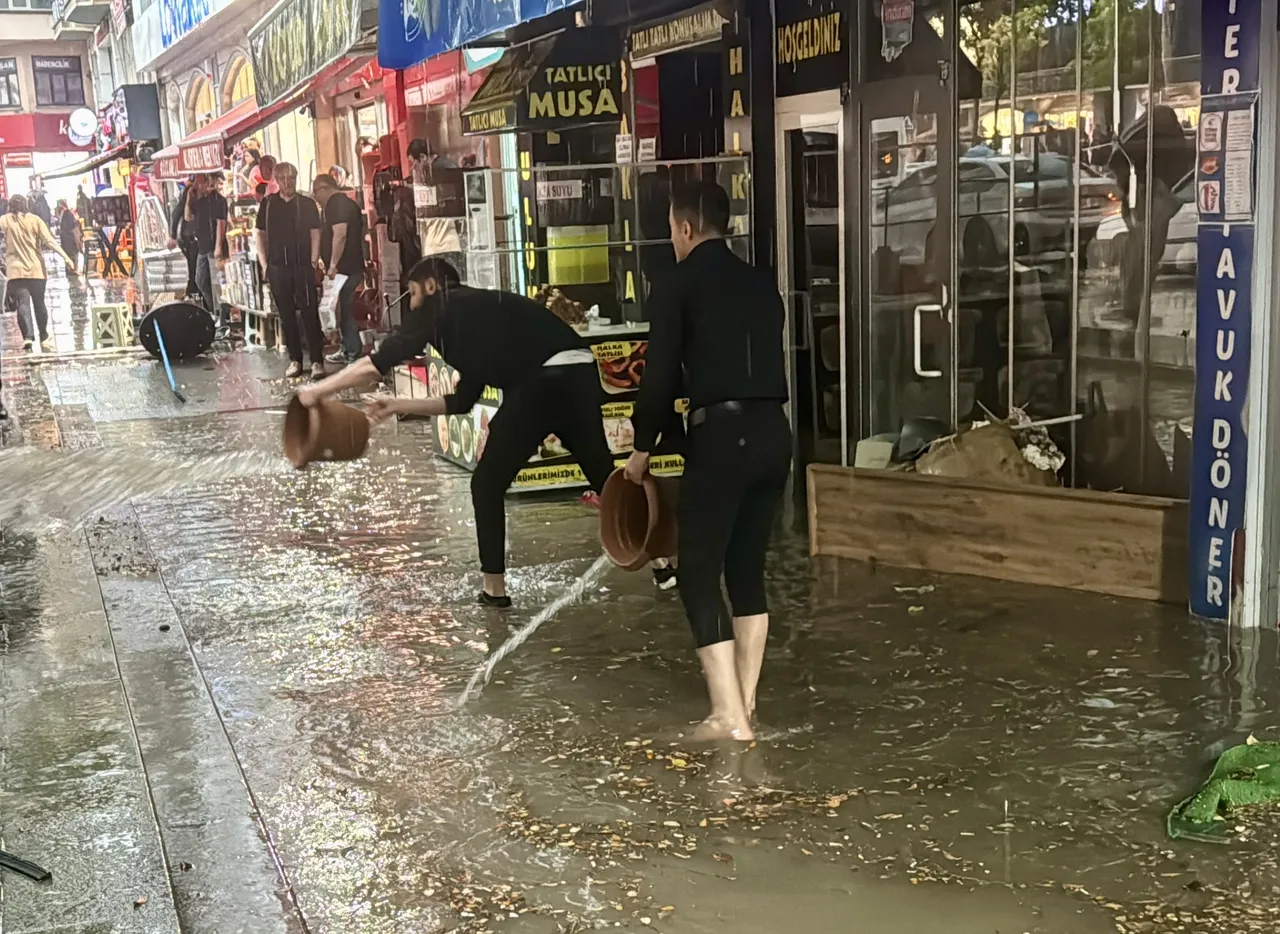 Kırşehirde korkutan görüntü! Motosikletiyle suya gömülen yaşlı adam ölümle burun buruna geldi