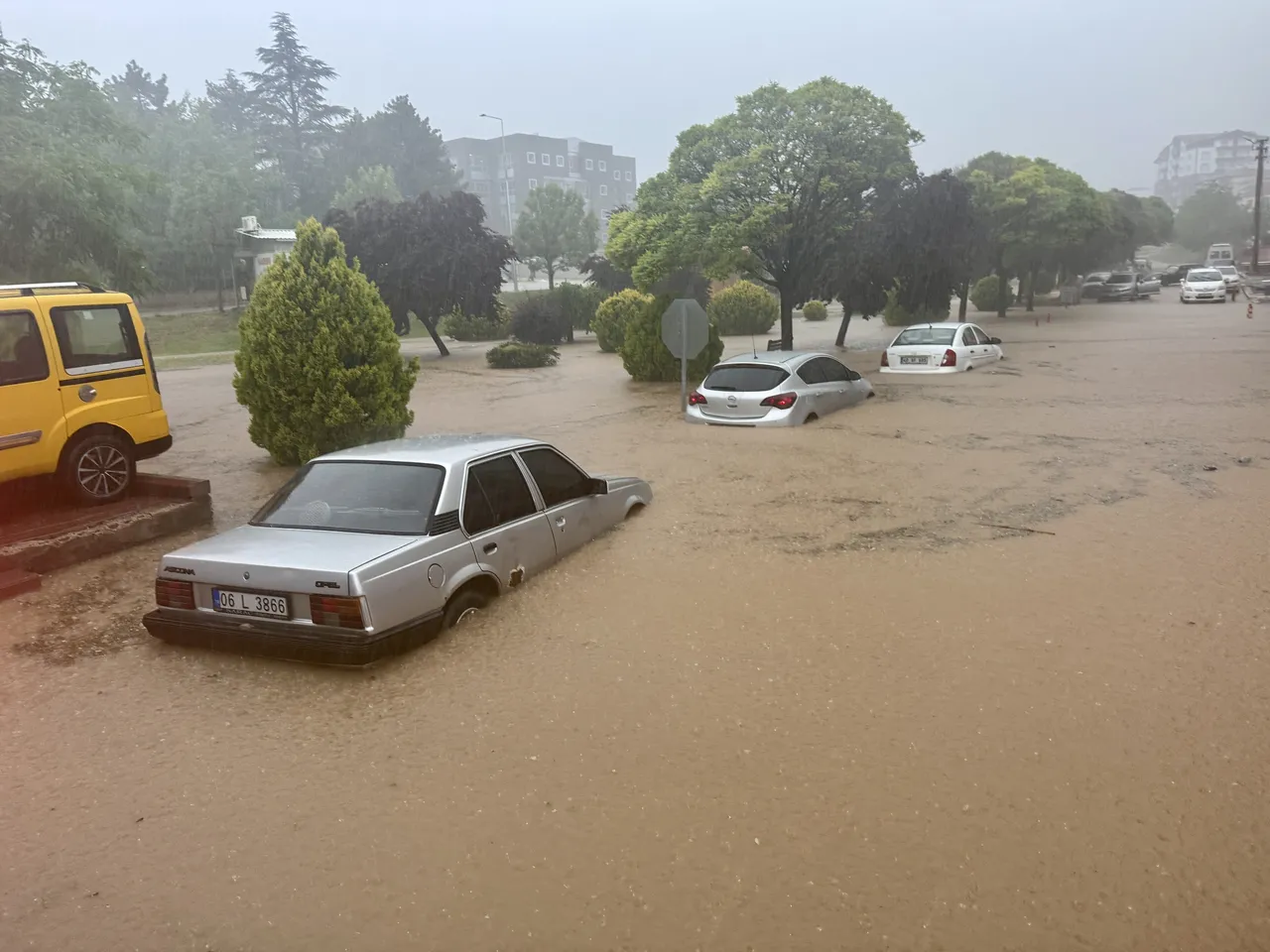 Kırşehirde korkutan görüntü! Motosikletiyle suya gömülen yaşlı adam ölümle burun buruna geldi
