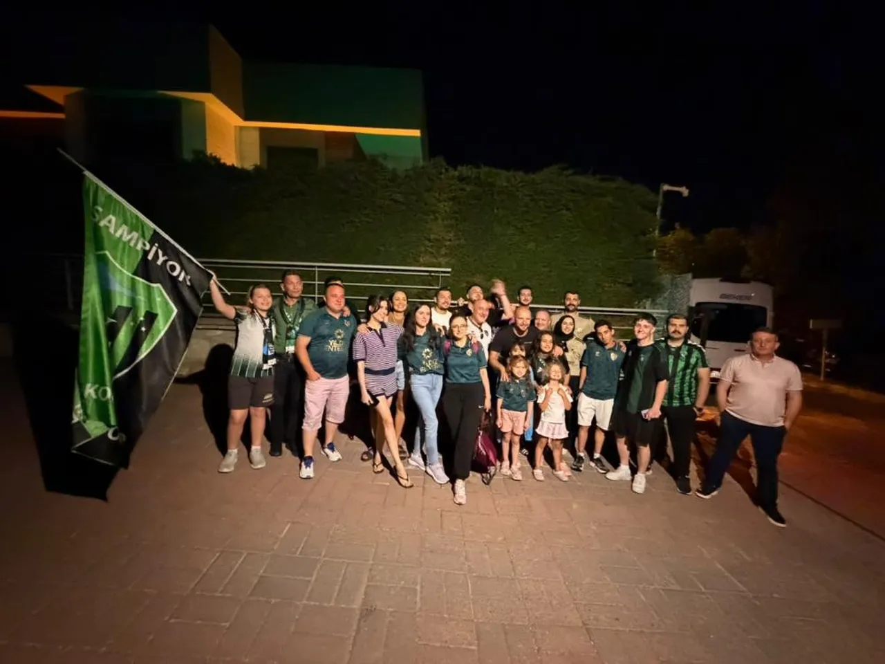 Kocaelispor taraftarından Gökhan Değirmenci ve Ahmet Oğuz'a duygusal kutlama.