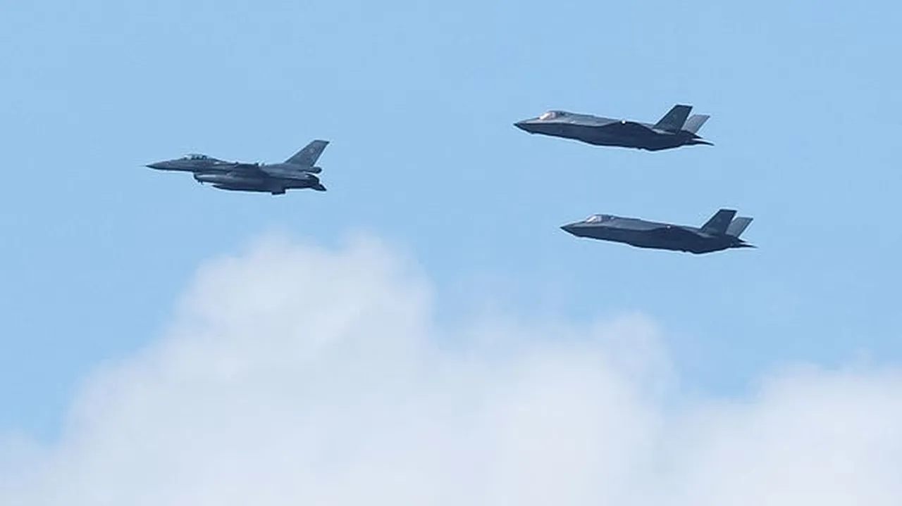 Macaristan hava sahasında telsiz koptu, NATO alarm vererek savaş uçaklarını kaldırdı! İsrail uçağına havada askeri önleme