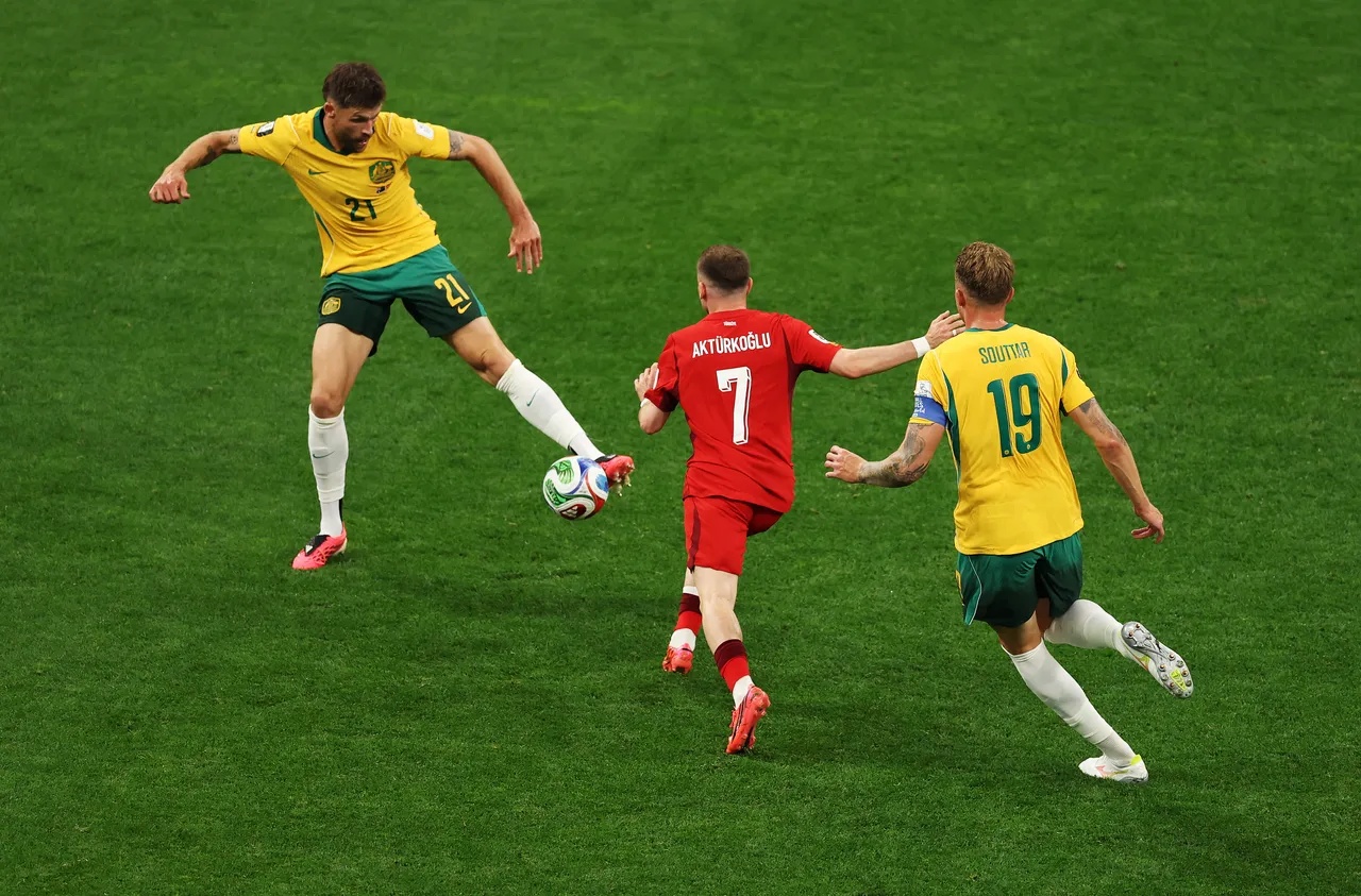 Cameron Burgess (21) 1,94 m - Kerem Aktürkoğlu 1,72 m - Harry Souttar (19) 1,98 m