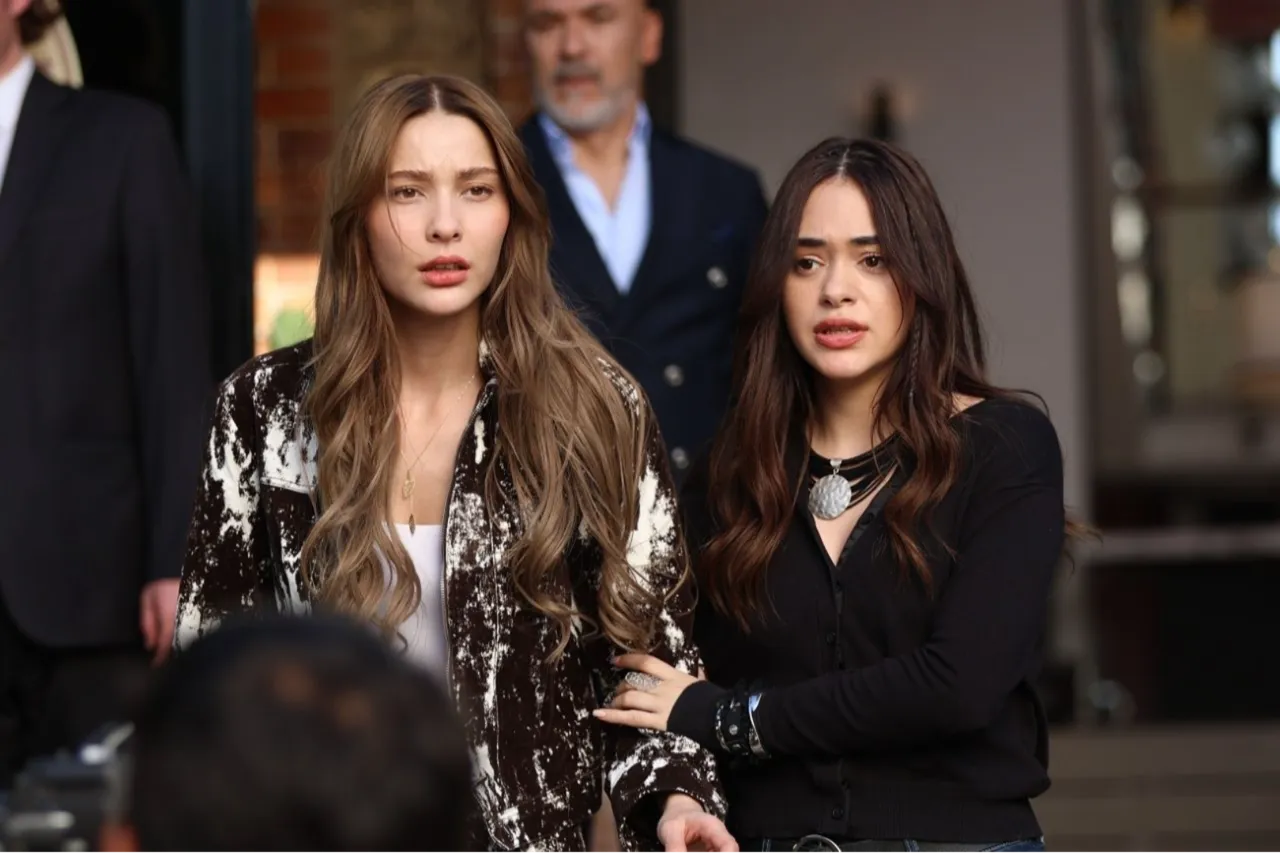 Elçin Zehra İrem (Naz Başer), Sena Mia Kalıp (Melek Toprak)