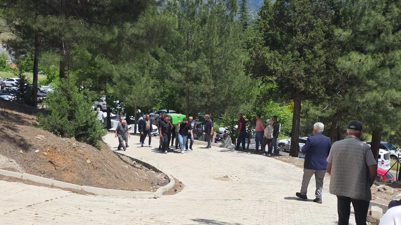 Antalya’daki öğretmen dehşetinde yürek yakan görüntü! Baba-kız yan yana defnedildi