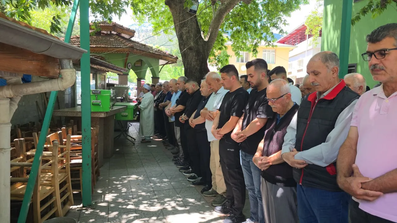 Antalya’daki öğretmen dehşetinde yürek yakan görüntü! Baba-kız yan yana defnedildi