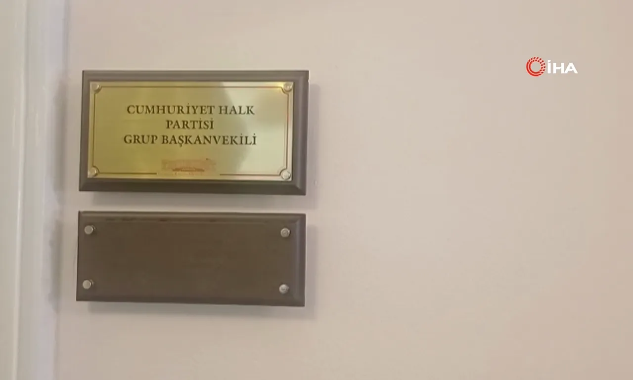 CHP’de değişim! Ali Mahir Başarır ve Gökhan Günaydın’ın isimleri odalarından kaldırıldı