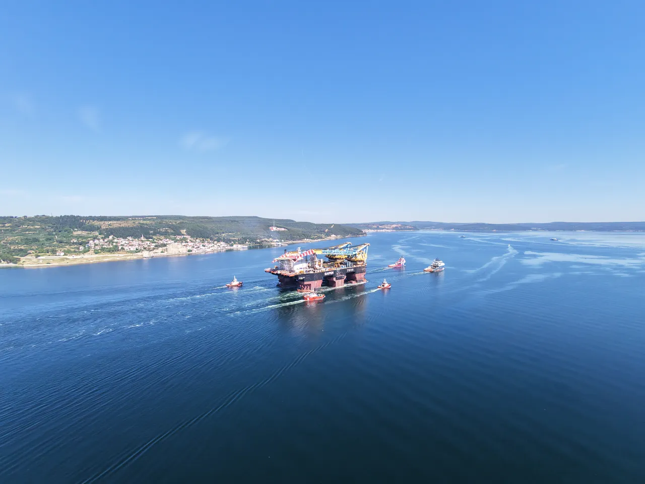 Dev vinç gemisi Çanakkale Boğazı'ndan Marmara'ya seyretti