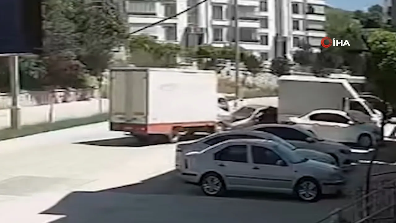 Elazığ'da faciadan dönüldü! Otomobil ile kamyonetin çarpıştığı kaza kamerada