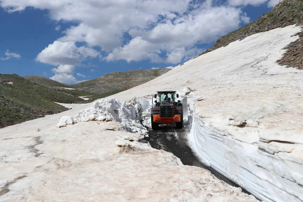 Haziranın ortasında 4 metre kar! Kışın yağ, yaz oldu hala erimedi