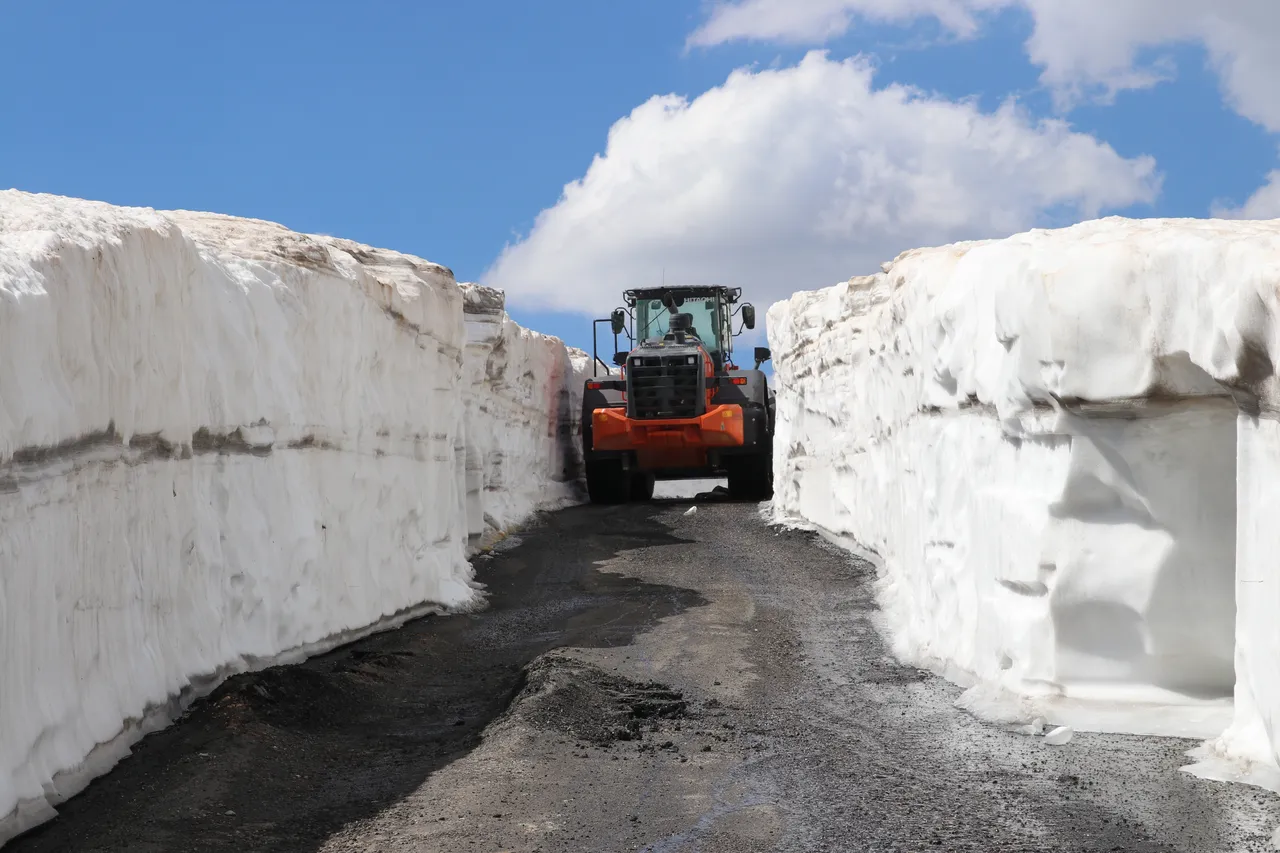 Haziranın ortasında 4 metre kar! Kışın yağ, yaz oldu hala erimedi