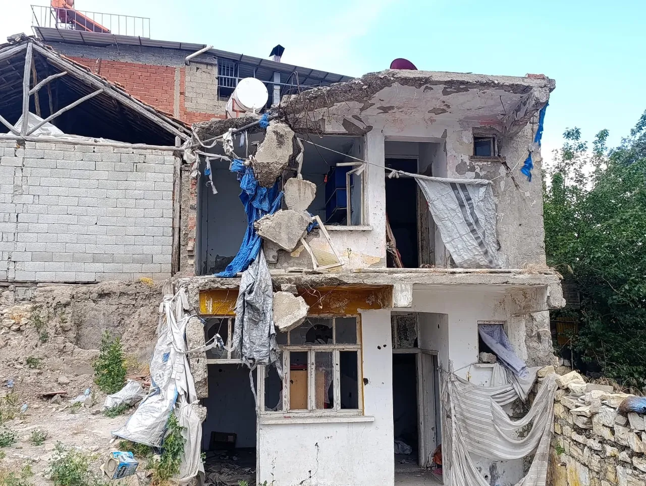Kahramanmaraşta ‘metruk bina’ endişesi! Mahalleli diken üstünde: Bakkala bile rahat gidemiyoruz