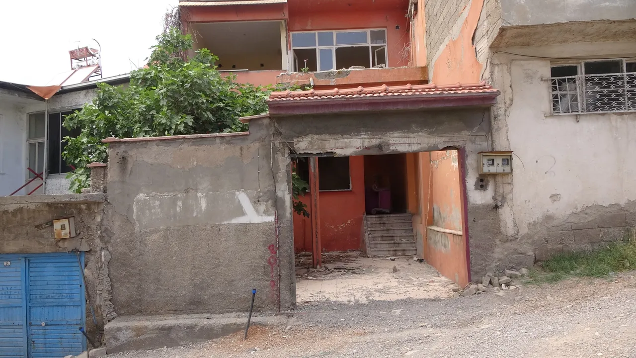 Kahramanmaraşta ‘metruk bina’ endişesi! Mahalleli diken üstünde: Bakkala bile rahat gidemiyoruz
