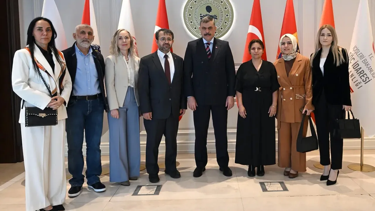 Sokak hayvanlarıyla ilgili kritik görüşme! Bakan Çiftçi, GÜSODER yöneticileriyle bir araya geldi