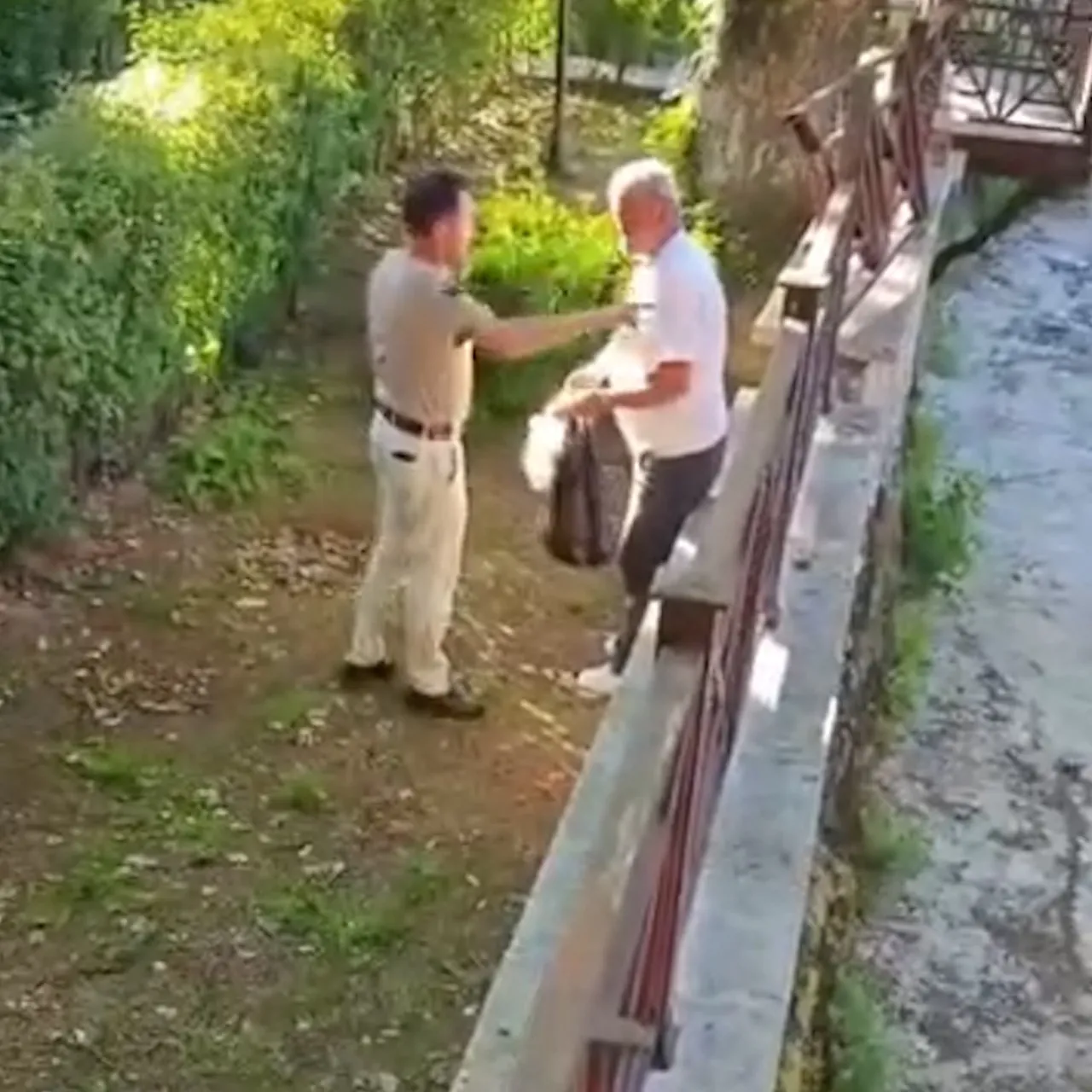 Tarihi mekanda alkol tartışması! İçki şişesini Akşemseddin Hazretleri Türbesi'nin bahçesine attı