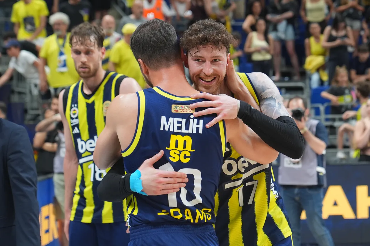 Fenerbahçe Beko ile Beşiktaş GAİN, Ülker Spor ve Etkinlik Salonu'nda karşılaştı. Fenerbahçe Beko oyuncuları galibiyet sevinci yaşadı.
