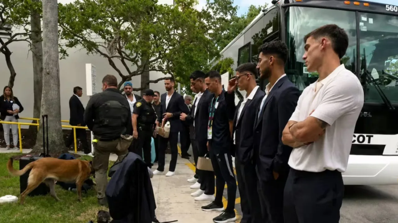 Dünya Kupası'nda akılalmaz rezalet! Yıldız futbolcuları K9 köpekleriyle aradılar, antrenman yapamadan sahaya çıkardılar