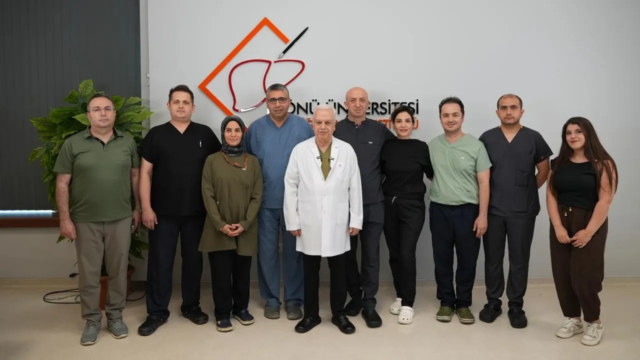 Dünyada bir ilk! Aynı anda 16 ameliyatla ilk 8li çapraz karaciğer nakli yapıldı