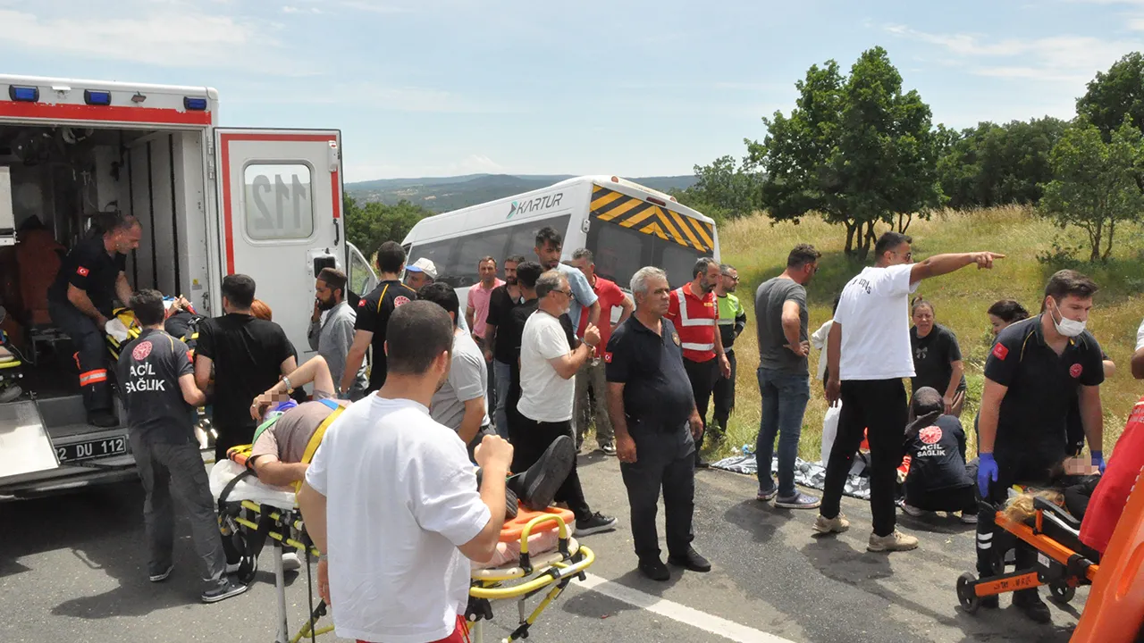 Edirne’de feci kaza! Yolcu minibüsü tıra çarptı, 16 kişi yaralandı