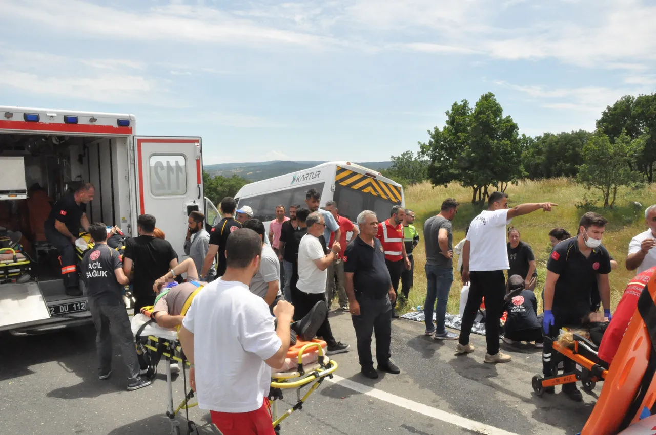 Edirne’de feci kaza! Yolcu minibüsü tıra çarptı, 16 kişi yaralandı