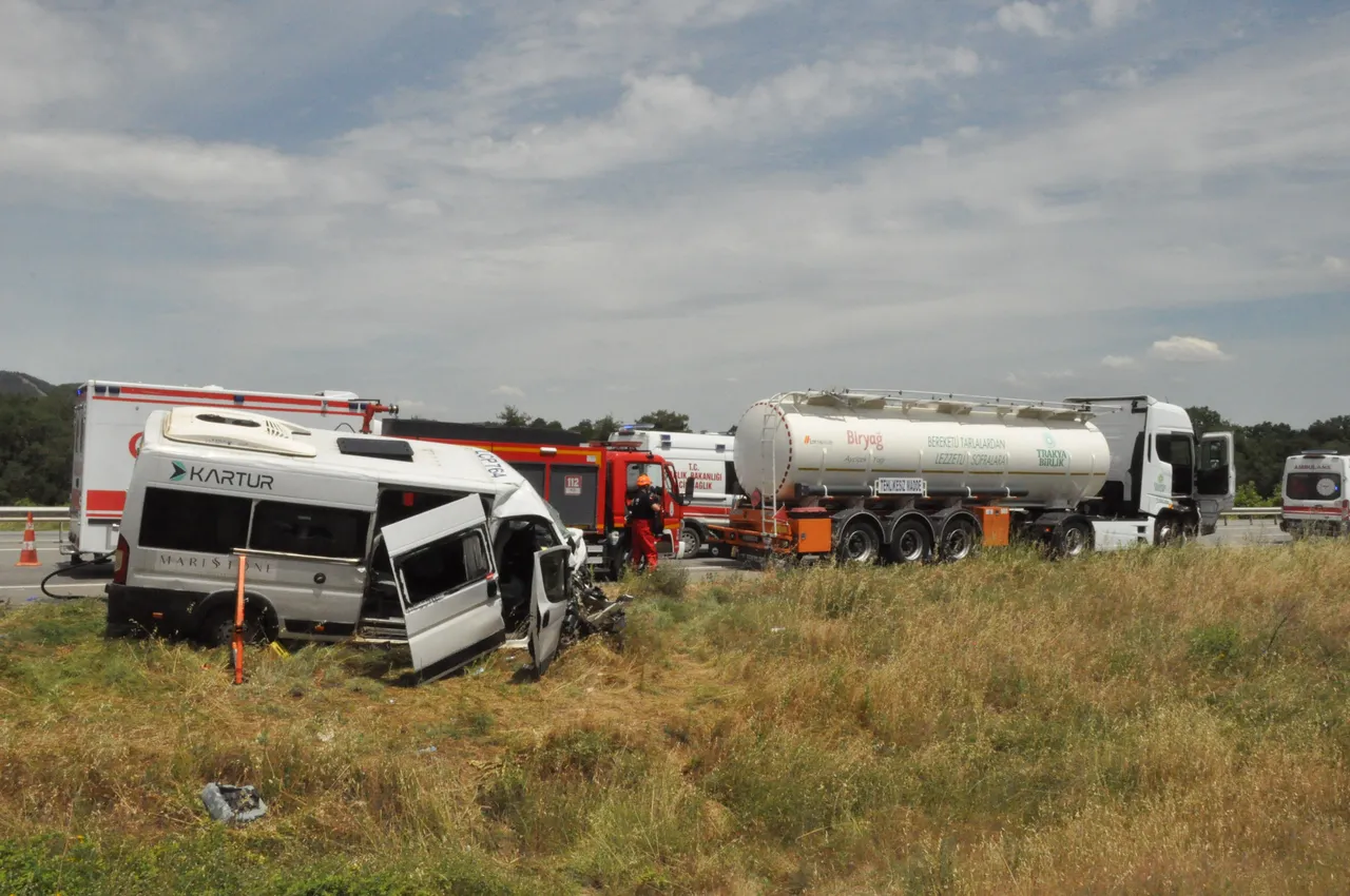 Edirne’de feci kaza! Yolcu minibüsü tıra çarptı, 16 kişi yaralandı
