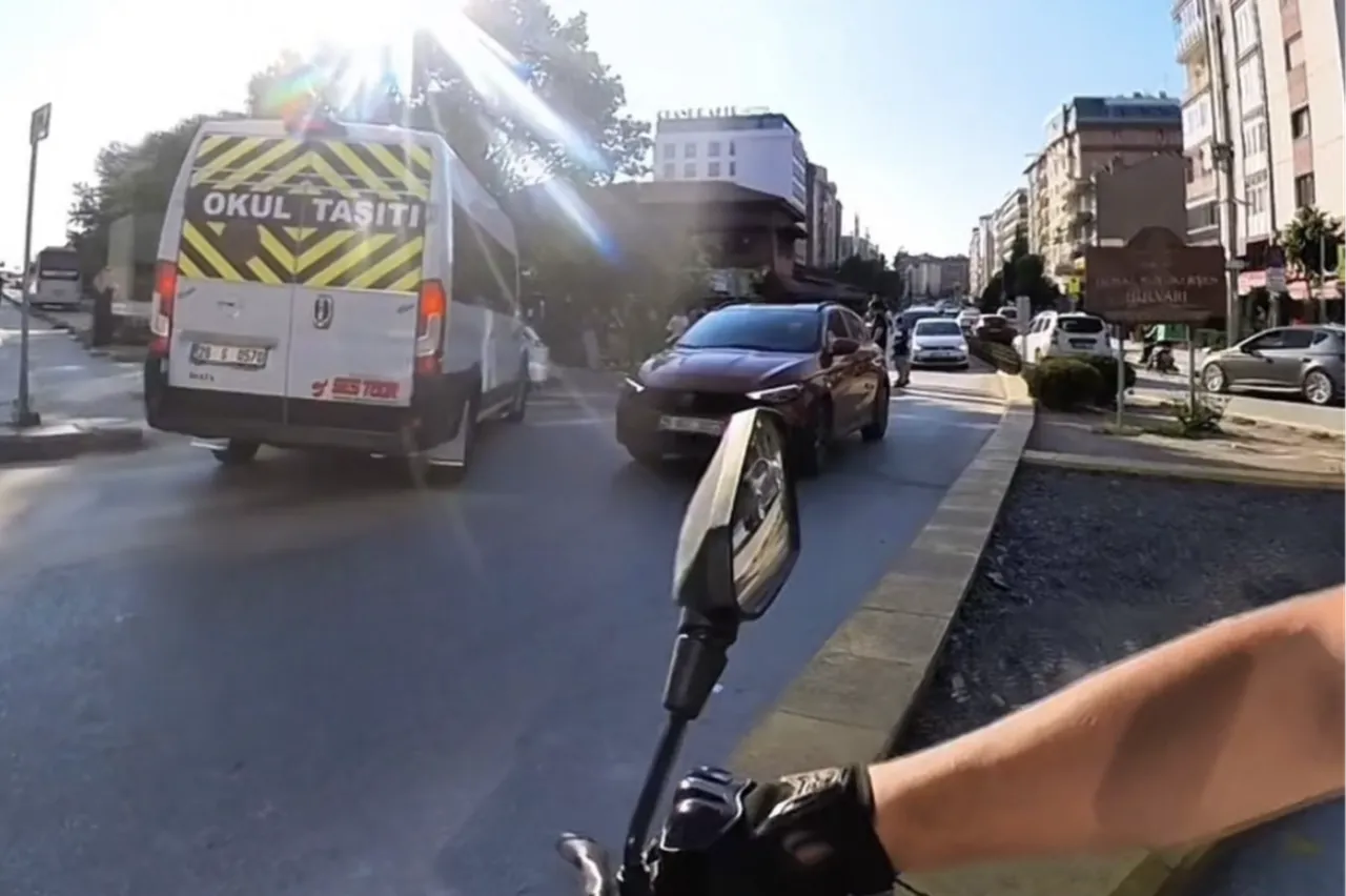 Eskişehir'de kural tanımaz şoför! Motosikletin üzerine kırıp ters yöne girdi