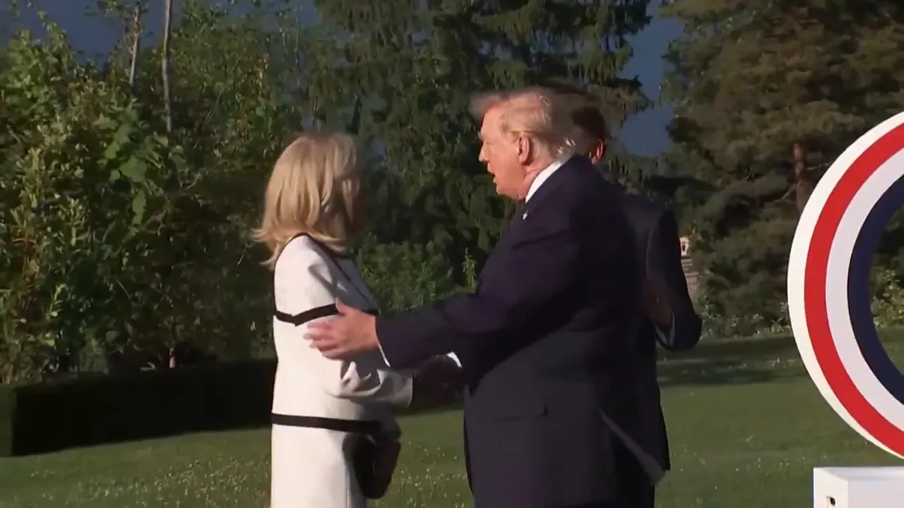 G7 Zirvesine damga vuran anlar! ABD Başkanının Macronun eşiyle tokalaşması gündem oldu