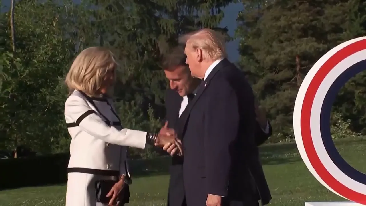 G7 Zirvesine damga vuran anlar! ABD Başkanının Macronun eşiyle tokalaşması gündem oldu