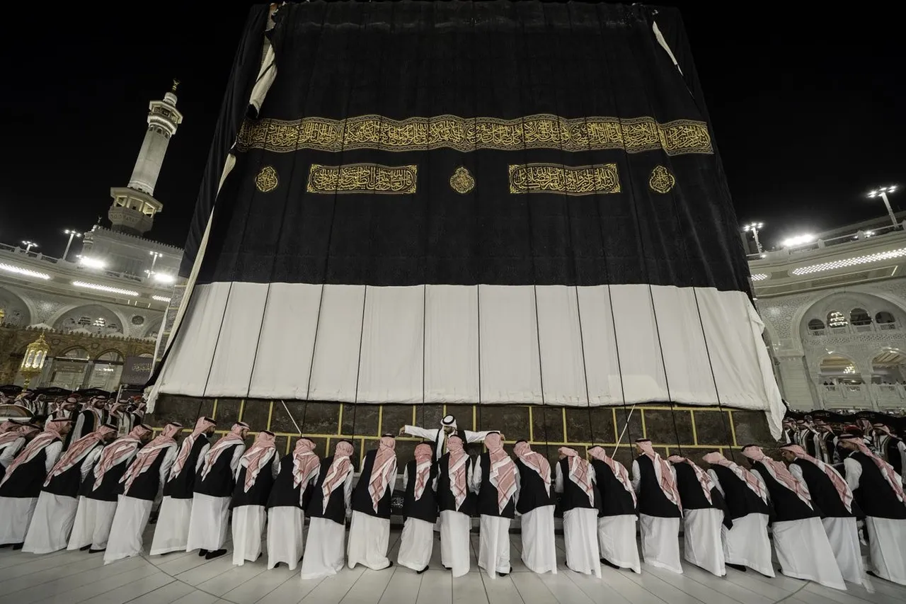Hicri yılbaşı geleneği bozulmadı! Yeni Kabe örtüsü böyle değiştirildi
