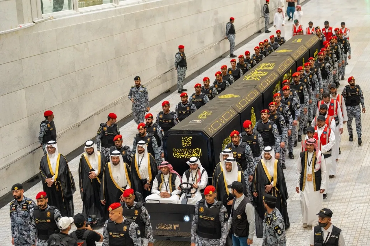 Hicri yılbaşı geleneği bozulmadı! Yeni Kabe örtüsü böyle değiştirildi