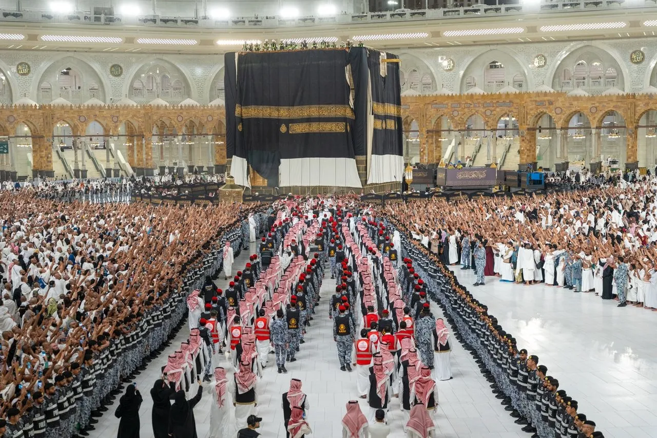 Hicri yılbaşı geleneği bozulmadı! Yeni Kabe örtüsü böyle değiştirildi