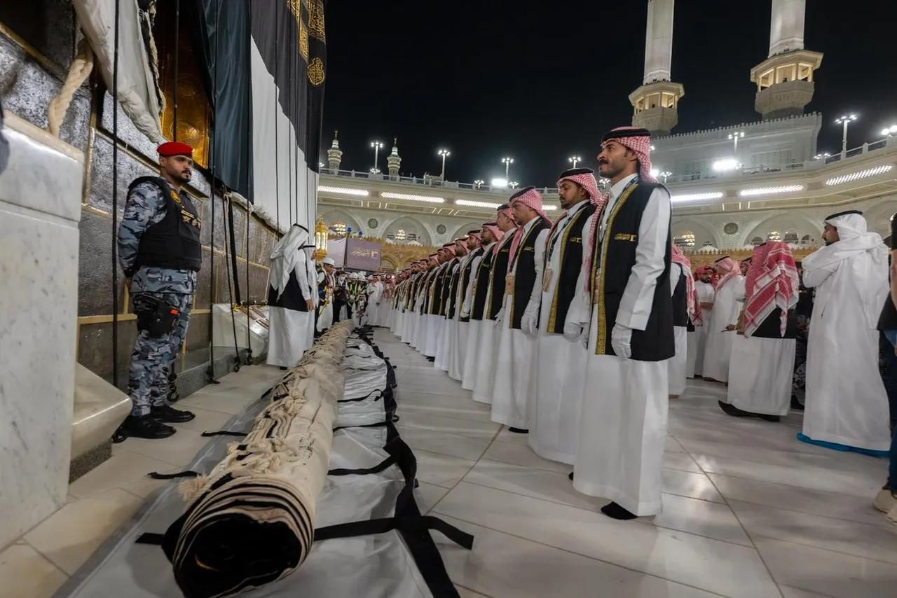 Hicri yılbaşı geleneği bozulmadı! Yeni Kabe örtüsü böyle değiştirildi