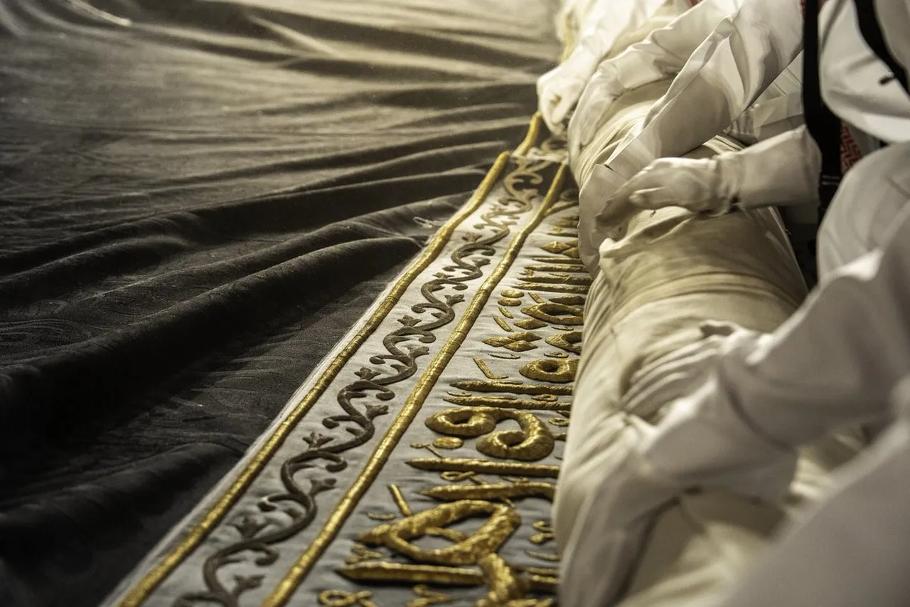 Hicri yılbaşı geleneği bozulmadı! Yeni Kabe örtüsü böyle değiştirildi