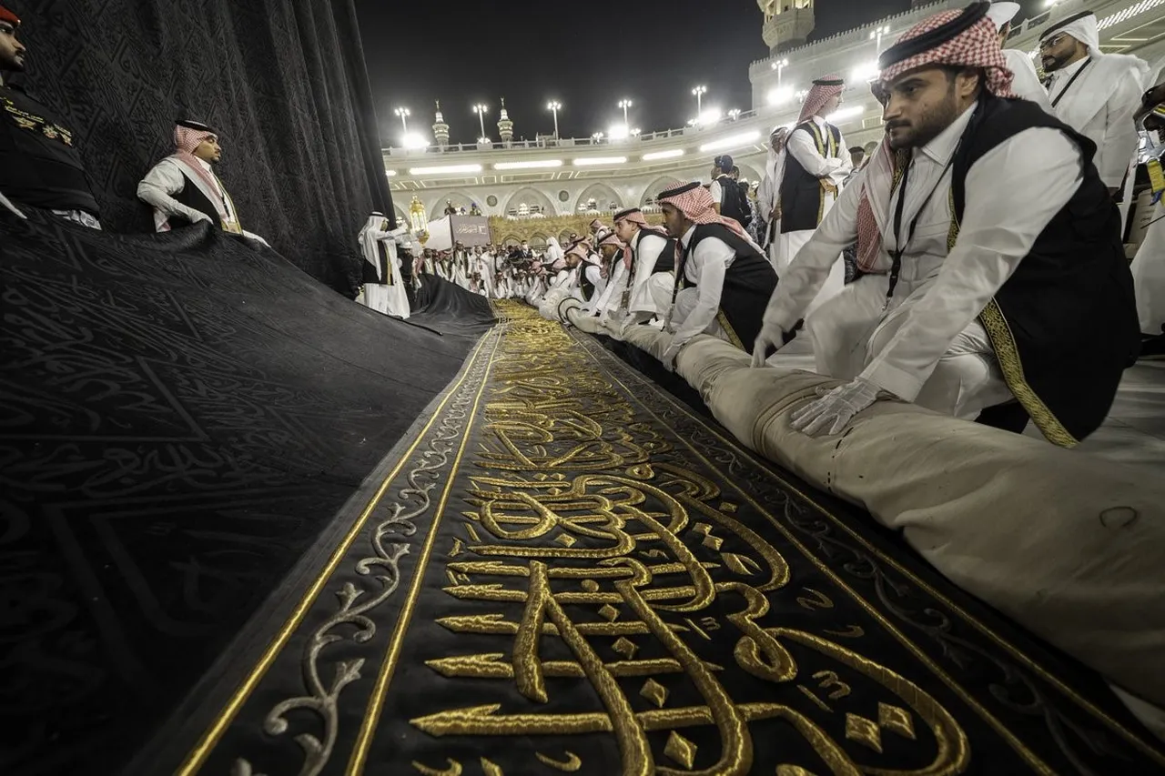 Hicri yılbaşı geleneği bozulmadı! Yeni Kabe örtüsü böyle değiştirildi