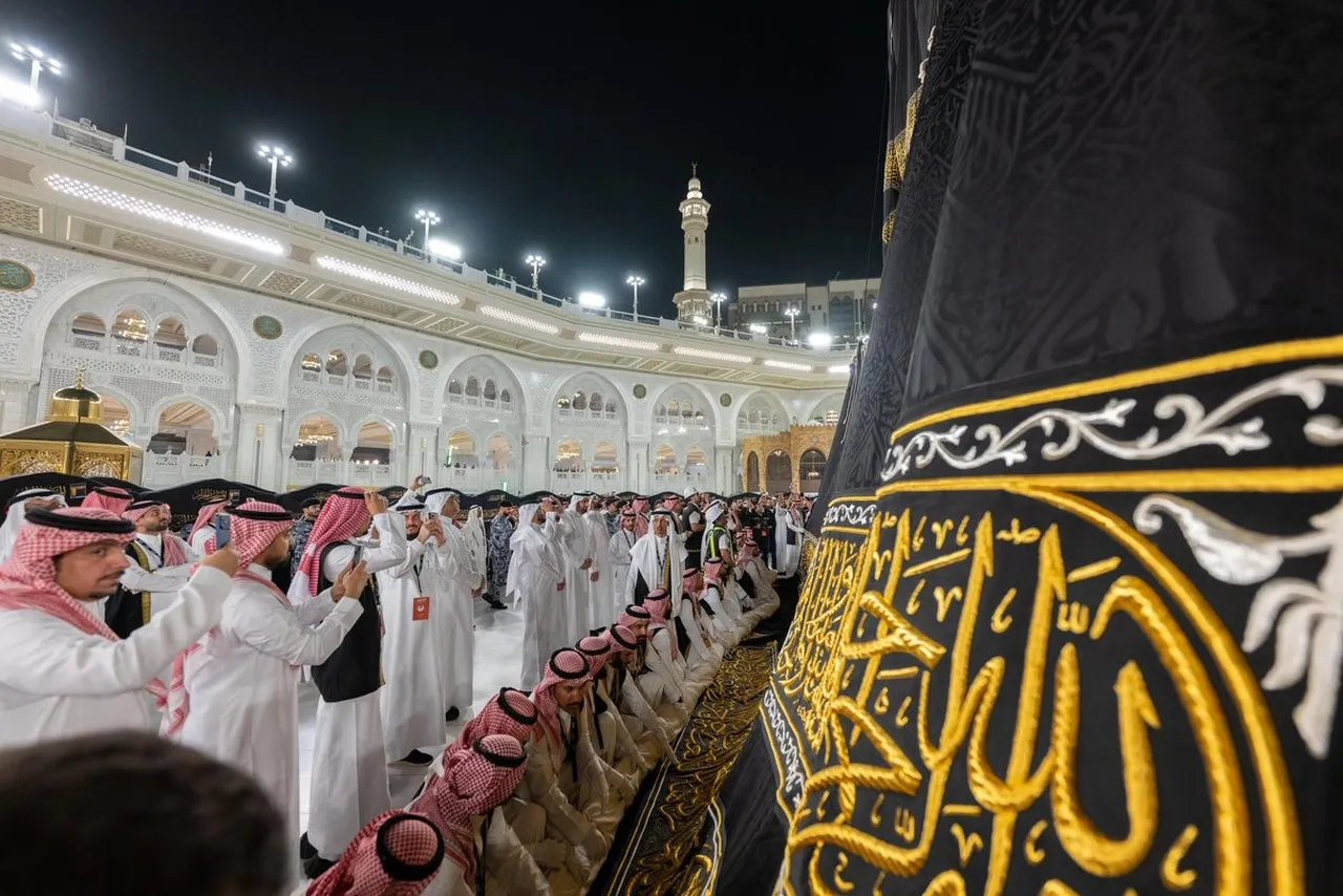 Hicri yılbaşı geleneği bozulmadı! Yeni Kabe örtüsü böyle değiştirildi