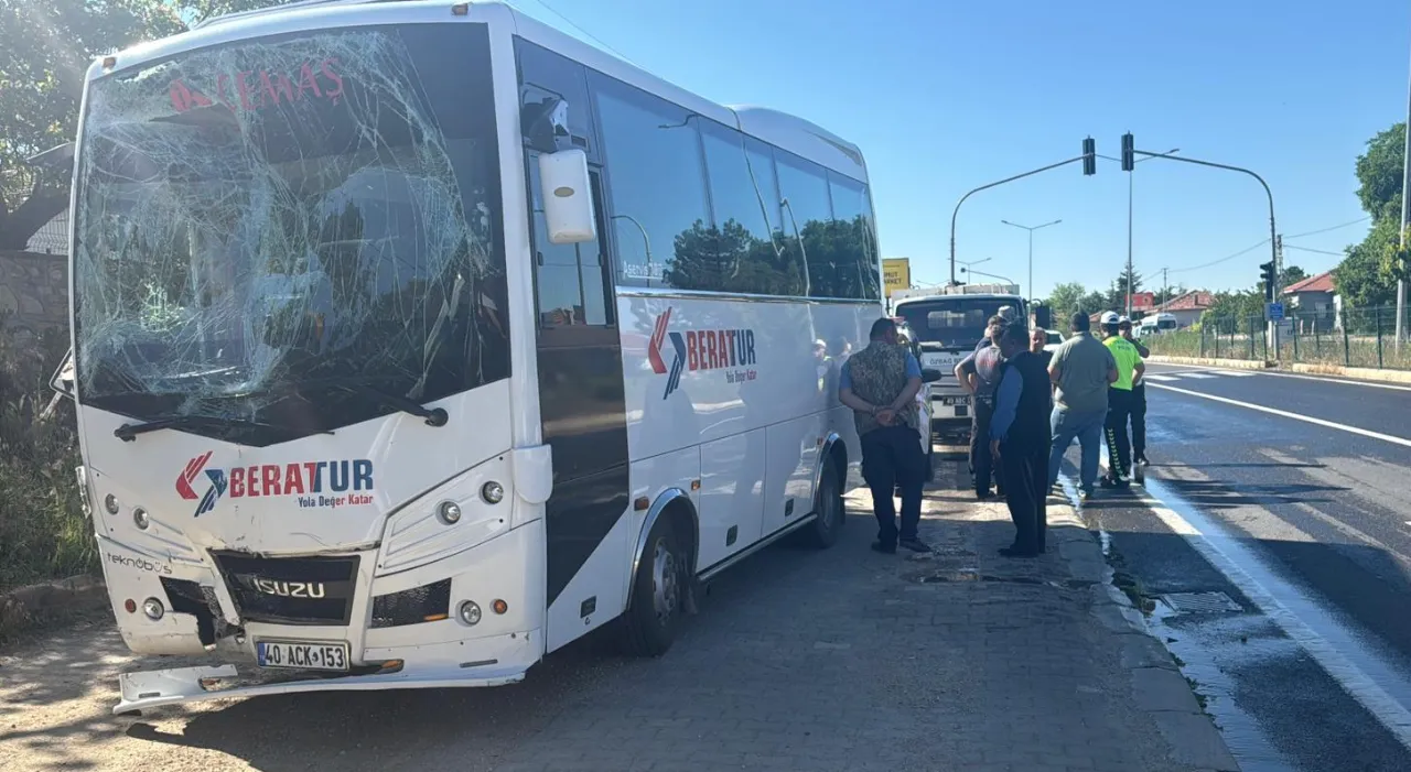 İşçi servisleri çarpıştı, çok sayıda kişi yaralandı