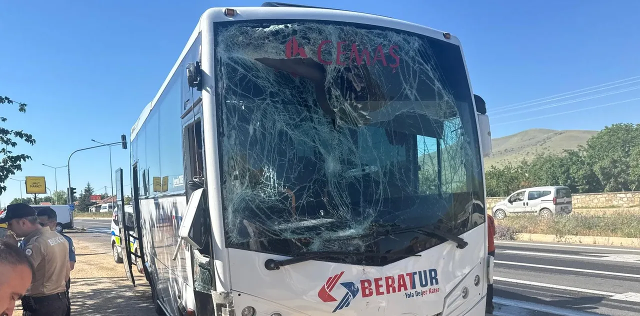 İşçi servisleri çarpıştı, çok sayıda kişi yaralandı