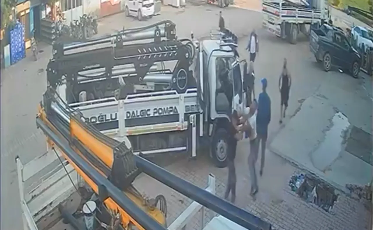 Konya'da sanayi sitesinde meydan muharebesi: Tekme tokat kavga kamerada