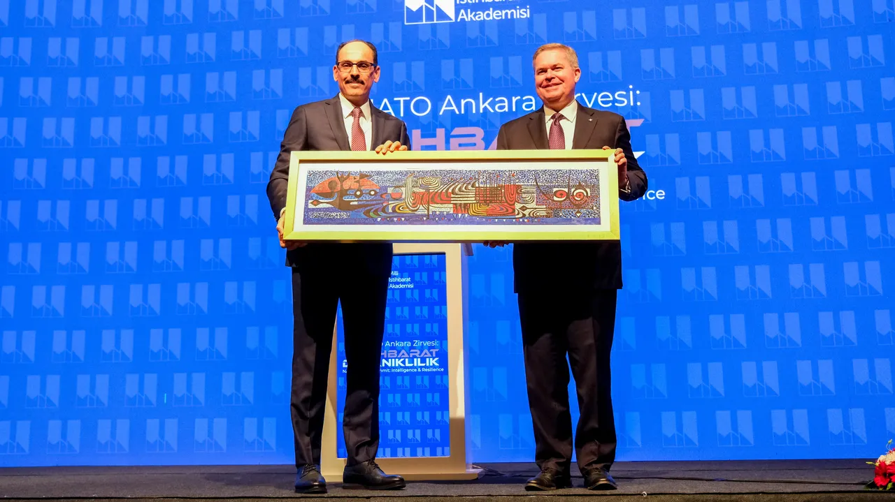 MİT Başkanı Kalın, NATO İstihbarat ve Güvenlikten Sorumlu Genel Sekreter Yardımcısı Scott W. Bray'a, Bedri Rahmi Eyüboğlu'nun mozaik duvar resmini hediye etti.